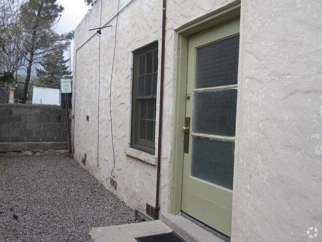 Building Photo - 204 W Market St Rental