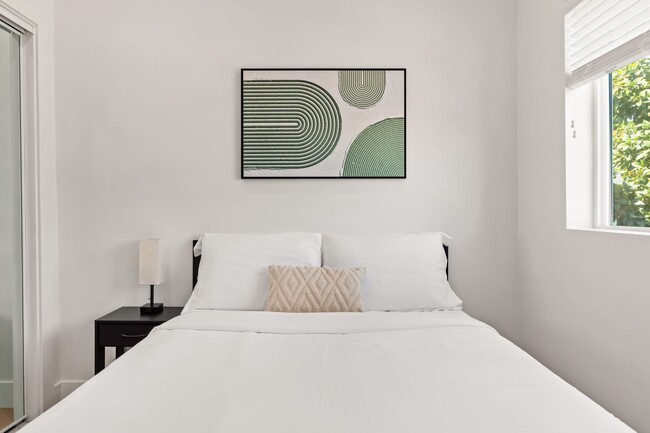 Photo - A 3 Bedroom apartment with ensuite bathrooms, common areas and a fully functional kitchen at 1736... Unidad Single Room - 1