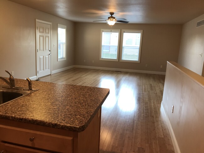 La puerta principal da acceso a la sala de estar, el comedor y la cocina; un espacio diáfano. - 107 Scenic Drive