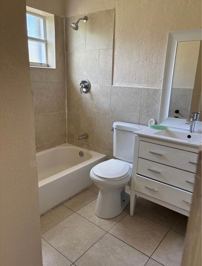 Se accede al baño desde la cocina o el dormitorio principal. - 209 NW 28th Ave Unidad N