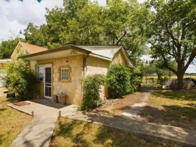 Photo - Cozy three bedroom in Hye Texas