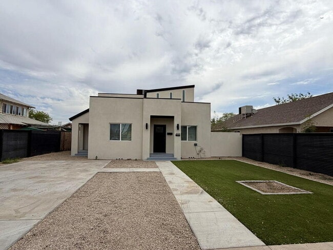 Building Photo - 2029 W Adams St