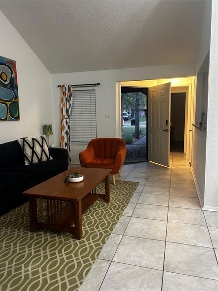 Photo - 1008 Milford Way Unidad B