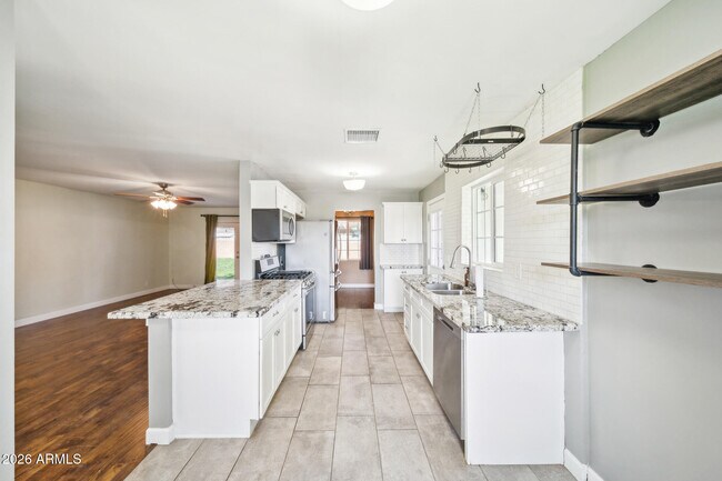 Building Photo - 2320 W Whitton Ave