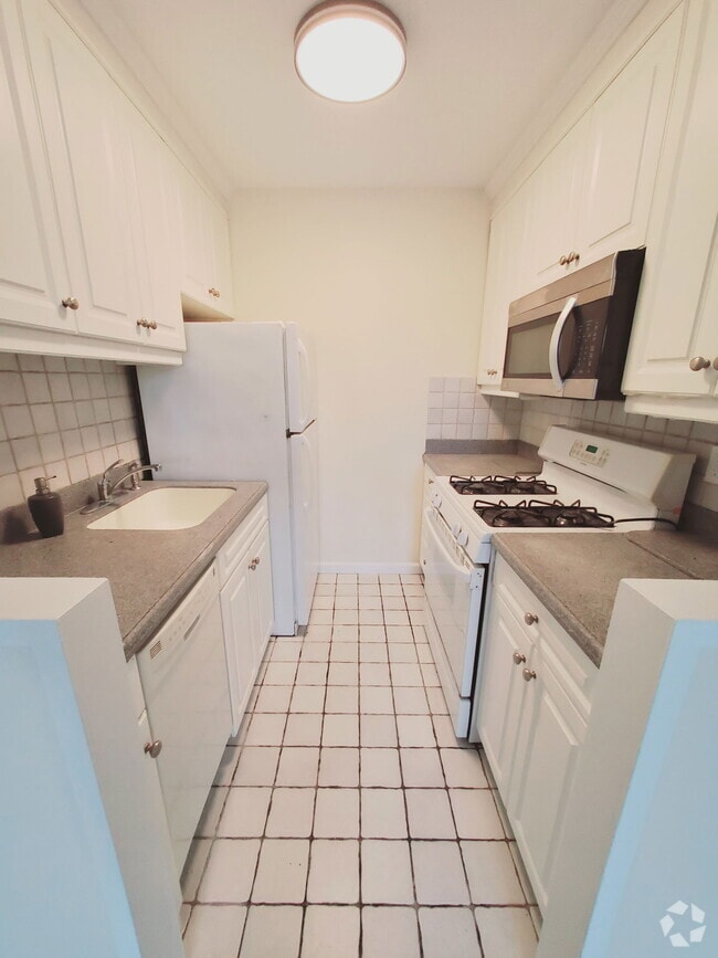 Building Photo - 140 Grove St Unit 6 Rental