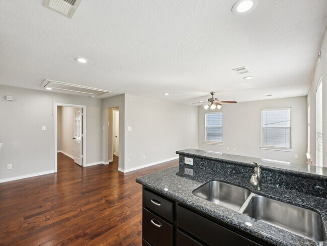 Photo - 1405 Bailey St