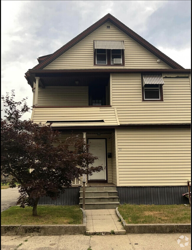 Building Photo - 32 Pleasant St Unit 2 Rental