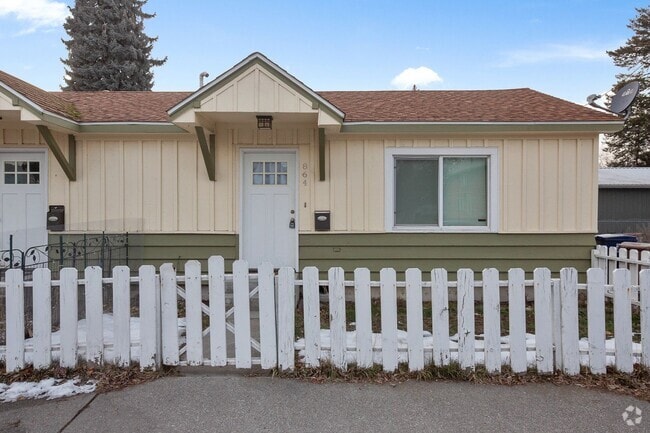 Building Photo - Great townhome near downtown Spokane