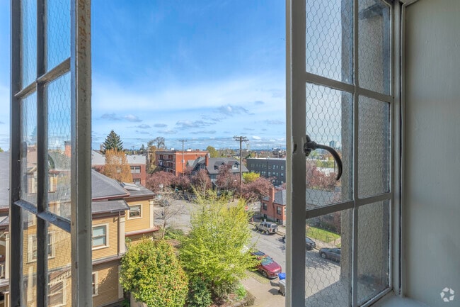 1BR, 1BA – 590SF City View