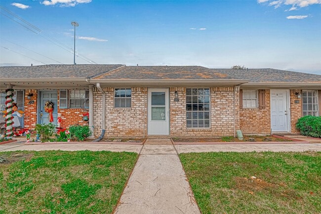 Building Photo - 1110 W Tri Oaks Ln