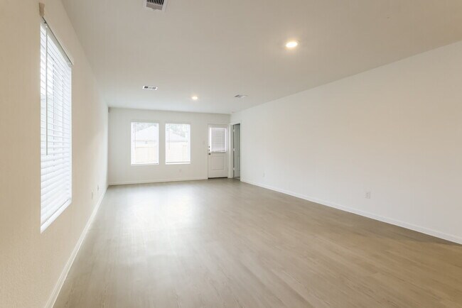 Photo - 605 Craven St