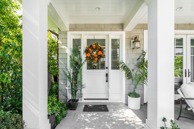 California Coastal Awaits: Luxurious Custom 3-Bedroom Home with Marble Touches on Balboa Island