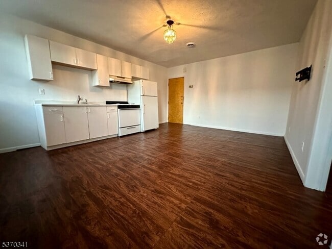 Building Photo - 530 Valley Brook Ave Rental