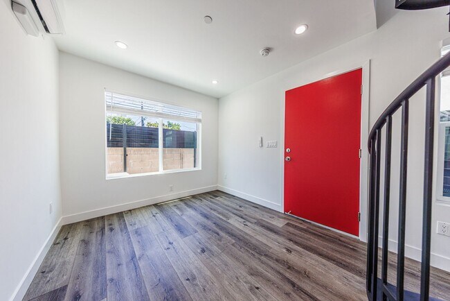 3015 Alsace Ave Unit # 2
