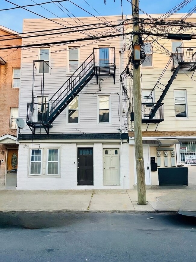 Building Photo - 20 Wallis Ave Unit 1 Rental