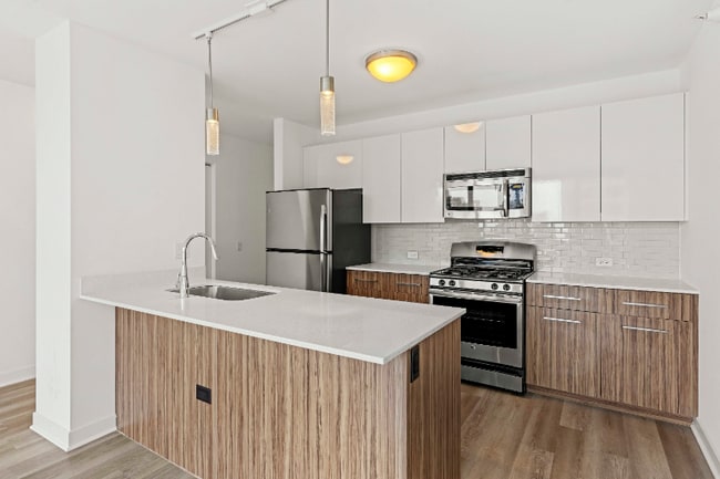 Building Photo - 350 N Orleans St Rental