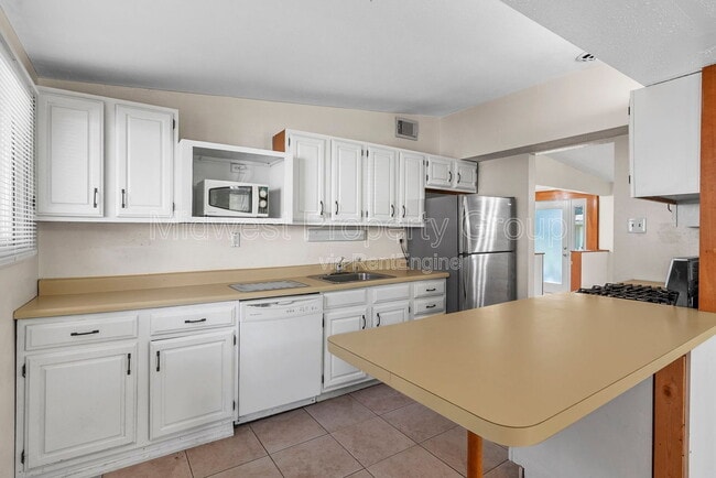 Photo - 800 Bobbins Ln