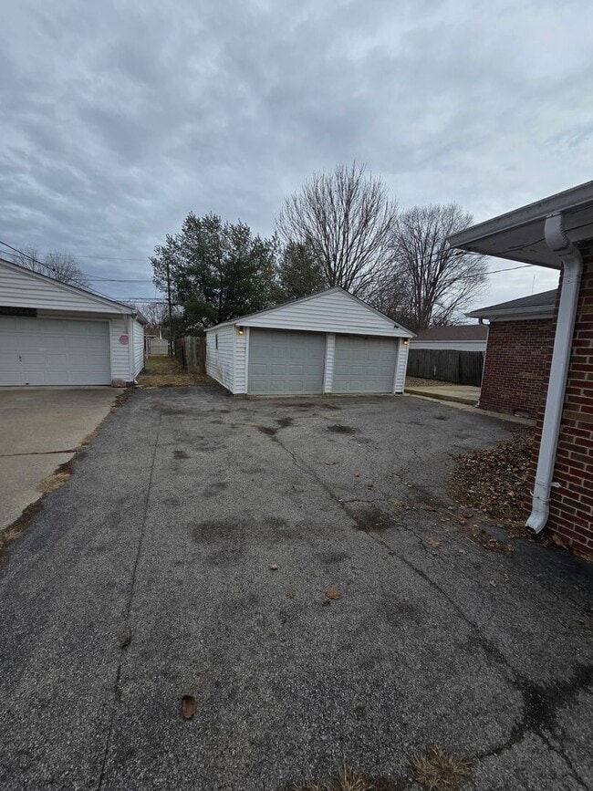 Photo - Three Bedroom Home Located in Warren Township near 10th and Franklin Rd