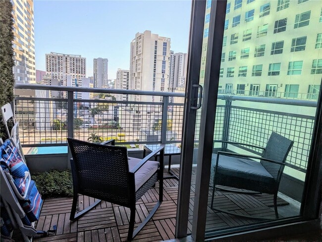 Photo - 690 SW 1st Ct Unidad 1423