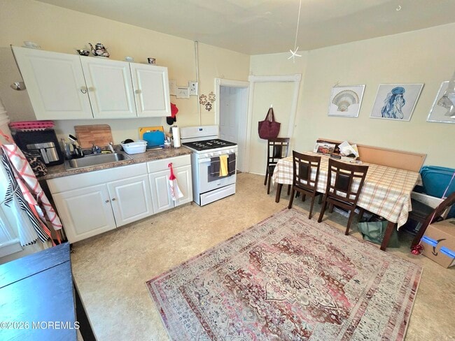 Building Photo - 610 1st Ave