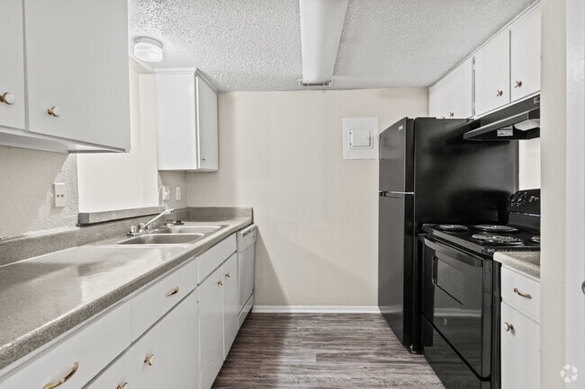 1BR, 1.5BA - 850SF