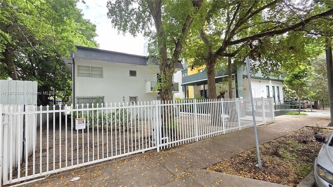 Building Photo - 641 NW 2nd St Unit 2 Rental