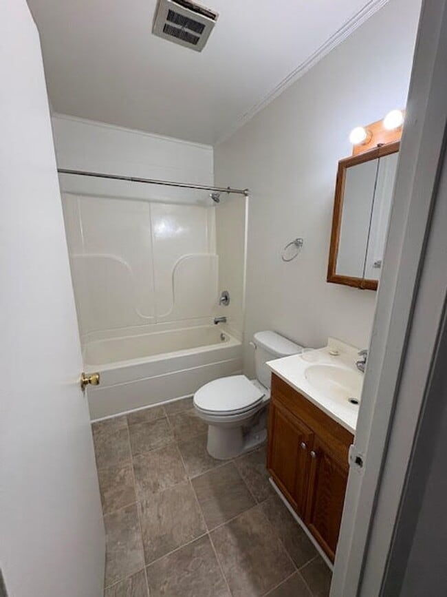 Building Photo - Three Bed One and Half Bath Unit 778-302