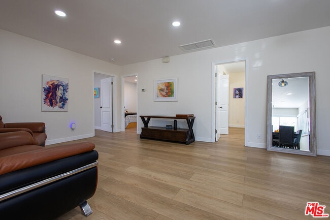 Photo - 5123 Noble Ave