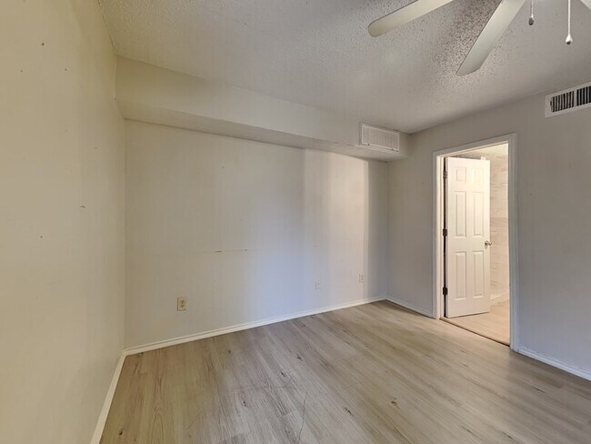 Photo - 9829 Walnut St