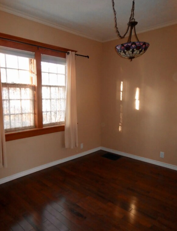 Photo - 2264 Elphinstone St