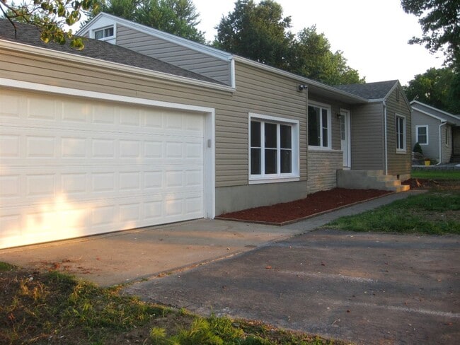 Building Photo - Lease 2 Own ...This Great South Springfiel... Rental