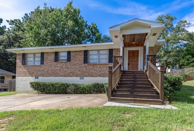 Building Photo - 7099 Pinehill Rd