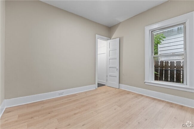 Building Photo - 712 Oak St Rental
