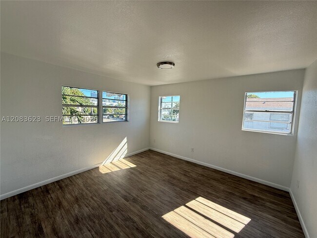 Photo - 236 SW 10th St Unit B