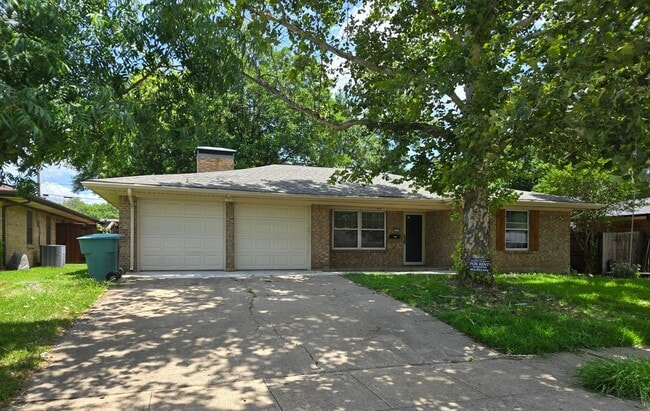 Building Photo - 3/2/2 in Quiet Sherman Neighborhood Near F... Rental