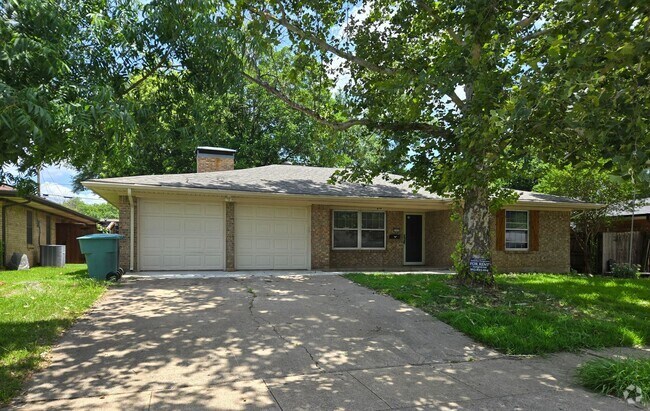 Building Photo - 3/2/2 in Quiet Sherman Neighborhood Near F... Rental
