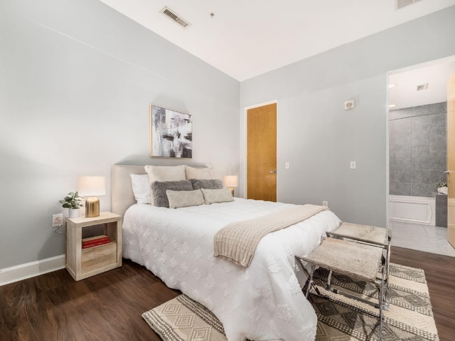 Photo - 106 N High St