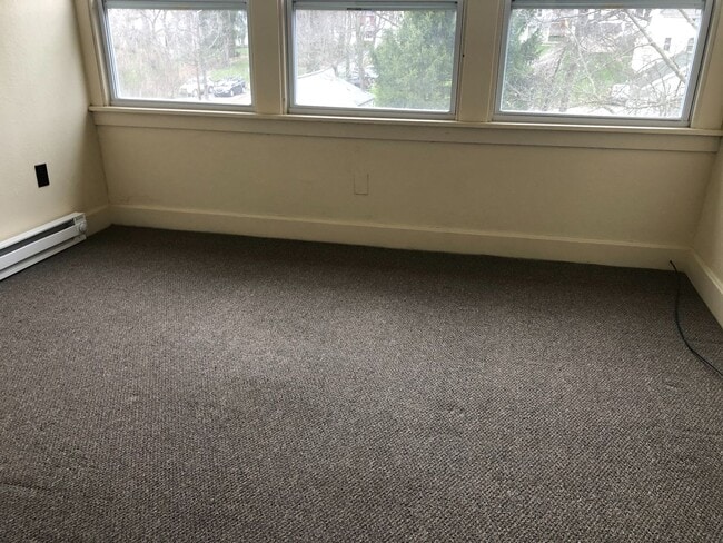 Building Photo - 427 Poplar St Unit 427 1/2 Poplar Street