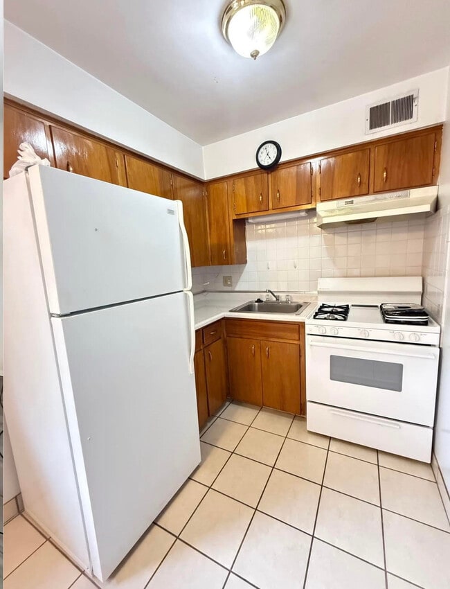 KITCHEN - 5032 Firnley Ave Unit 4