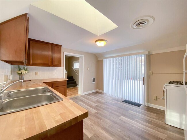 Photo - 916 Farrington St