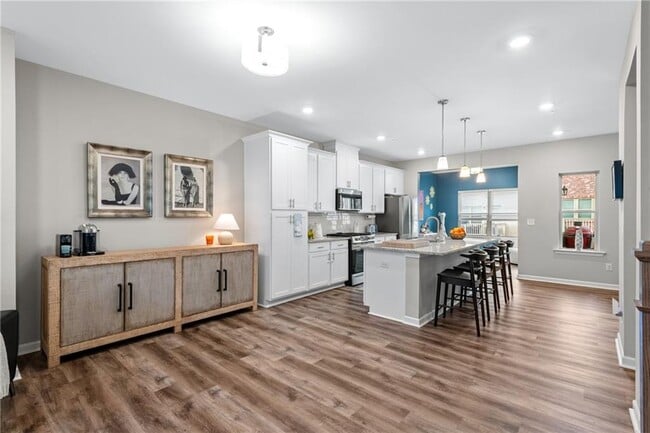 Photo - 310 Commons Ave