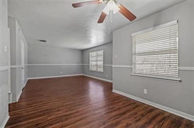 Photo - Ennis Place Apartments: Leasing Specials! Great location & Upgrades!
