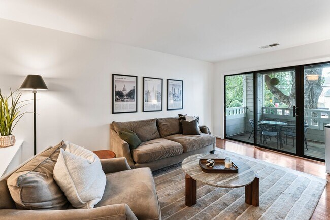 Building Photo - 2719 Selwyn Ave Unit 8