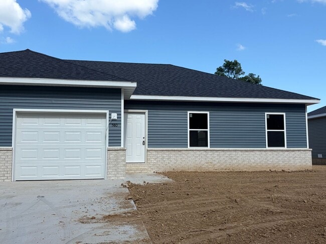 Building Photo - 582 N Airport Rd Unit 580  N Airport Rd