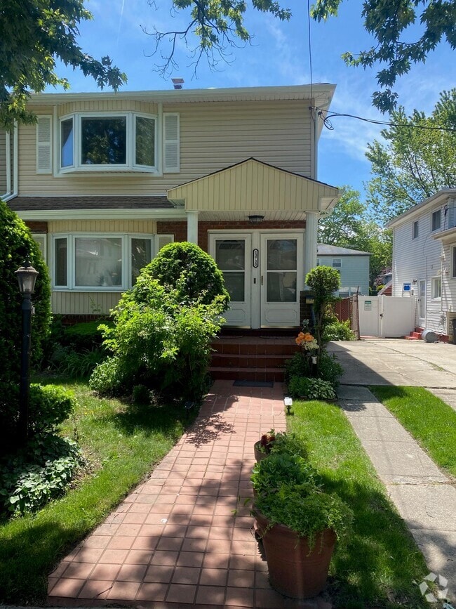 Building Photo - 137-30-137159 159th St Unit B Rental