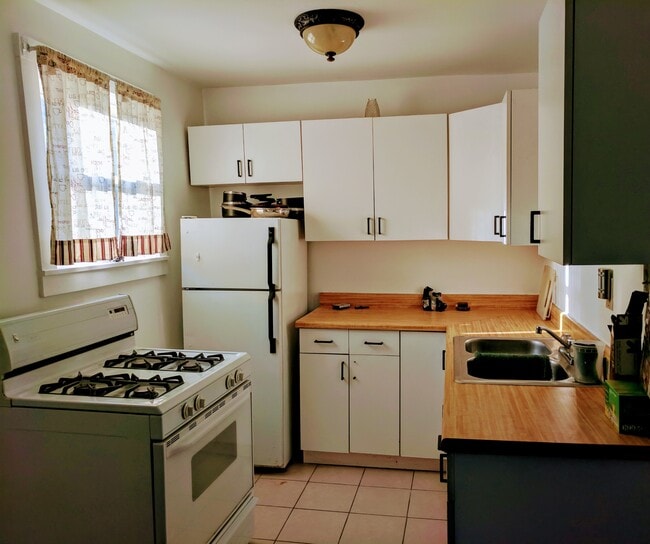 Kitchen - 1720 S Clinton St Unit Coach House