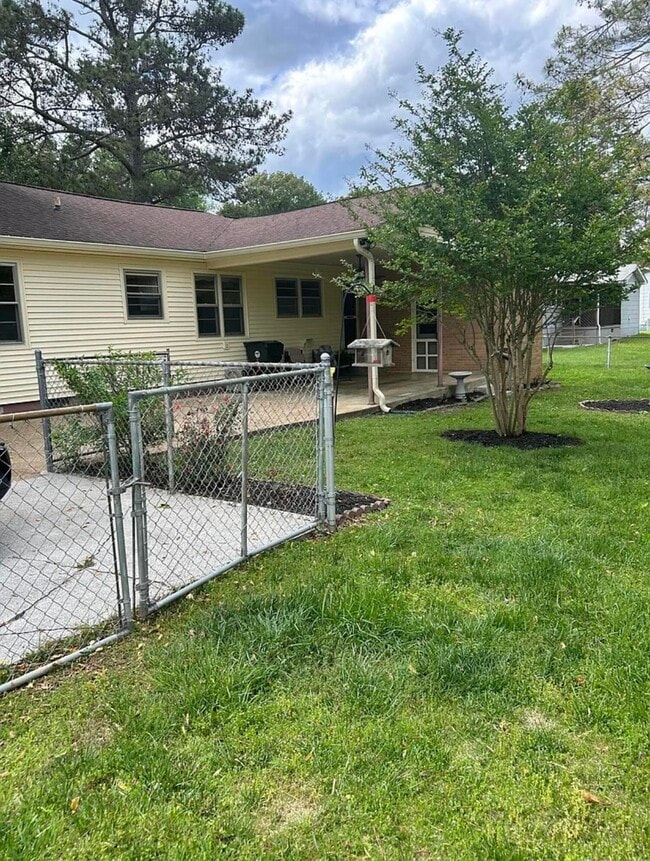Photo - 902 James Ave