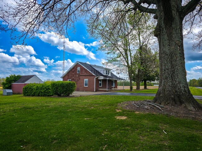 Building Photo - Attention Front Porch Sittin' Lovers- 2 bed 1 bath house in the country in Hazel