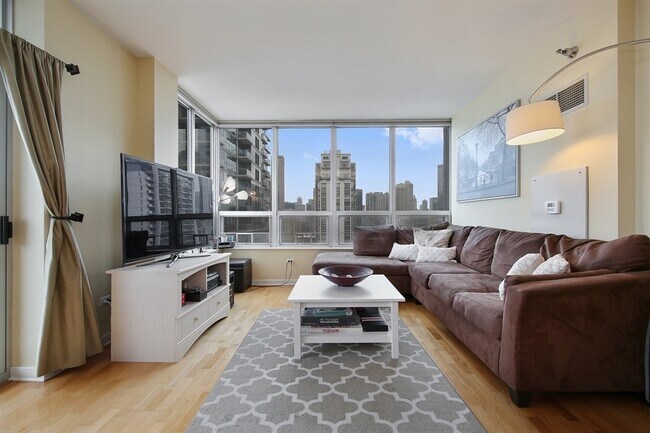 Photo - 330 W Grand Ave Unidad 1706