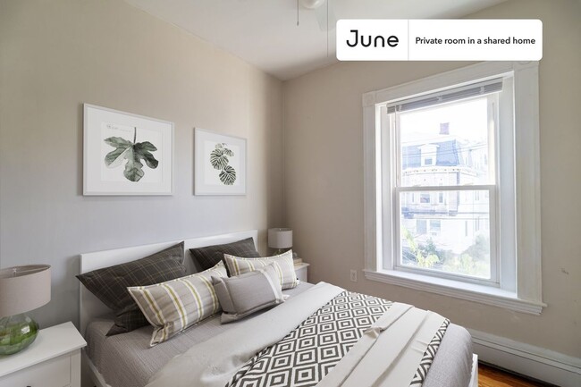 Building Photo - Private bedroom in 4 bed/2 bath Home